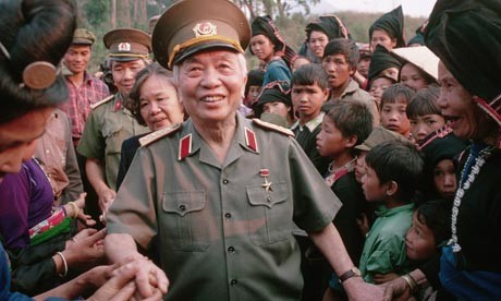 Đại tướng Võ Nguyên Giáp tham gia lễ kỷ niệm chiến thắng Điện Biên Phủ năm 1994.