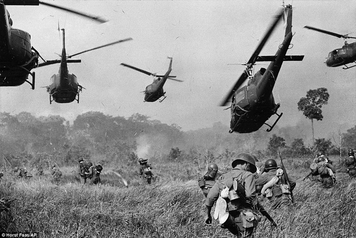 Lính Mỹ càn quét, bố ráp một căn cứ cách mạng trong Chiến tranh Việt Nam.
