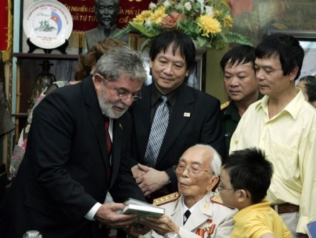 Đại tướng Võ Nguyên Giáp (phải) tặng sách cho cựu Tổng thống Brazil Luiz Inacio Lula De Silva (trái) trong cuộc gặp gỡ tại nhà riêng ở Hà Nội ngày 10/7/2008.