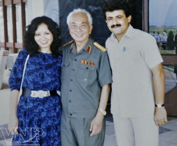 Đại sứ Nhà nước Palestine tại Việt Nam Saadi Salama trong một bức hình chụp với Tướng Giáp