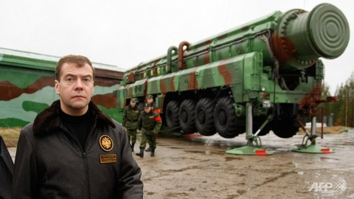 Cựu Tổng thống Nga Dmitry Medvedev đứng cạnh tên lửa đạn đạo Topol RS-12M tại Plesetsk năm 2008.