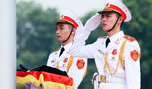 Lễ treo cờ rủ Quốc tang Đại tướng Võ Nguyên Giáp tại quảng trường Ba Đình. Ảnh: Tuổi trẻ