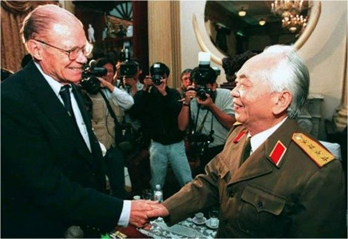 Đại tướng Võ Nguyên Giáp tiếp ông Robert McNamara tại Hà Nội năm 1997.