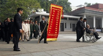Giáo sư Vũ Khiêu (phải) vào viếng Đại tướng Võ Nguyên Giáp.