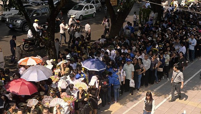 Người dân xếp hàng dài trên phố xung quanh nhà Đại tướng Võ Nguyên Giáp để chờ vào viếng hôm 9/10.