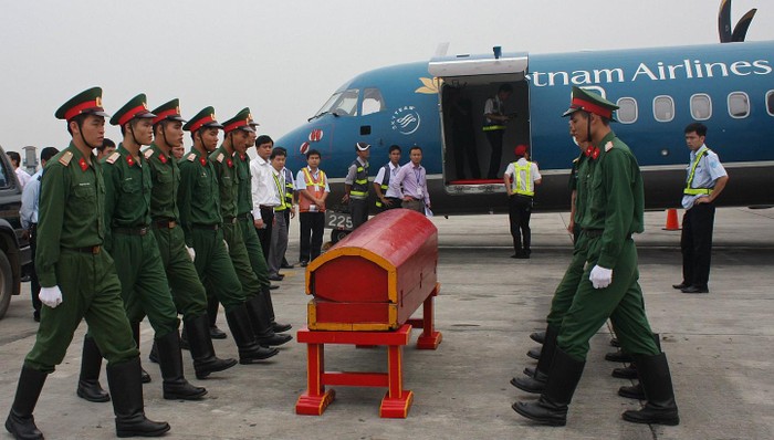 Ảnh chụp hôm 9.10 cho thấy cảnh diễn tập đưa linh cữu Tướng Giáp lên máy bay ATR72 tại sân bay Nội bài .