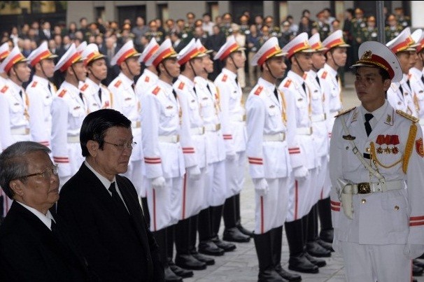 Chủ tịch nước Trương Tấn Sang và cựu Chủ tịch nước Trần Đức Lương vào viếng Tướng Giáp hôm 12.10