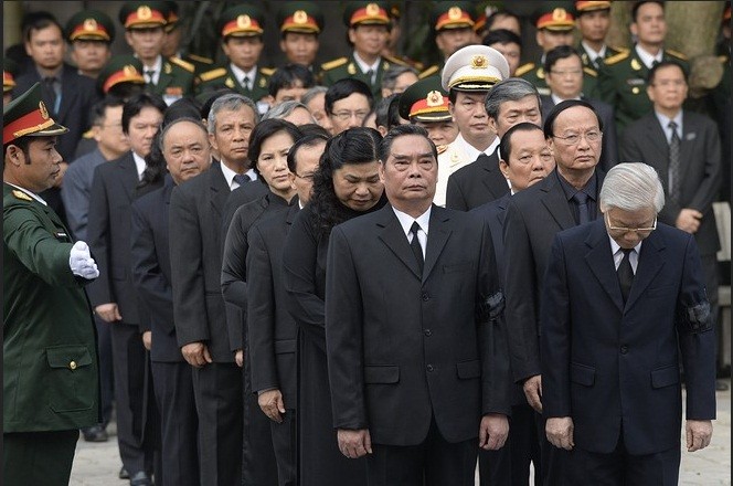 Đoàn đại biểu Ban Chấp hành Trung ương Đảng Cộng sản Việt Nam do Tổng Bí thư Nguyễn Phú Trọng dẫn đầu vào viếng Đại tướng Võ Nguyên Giáp.