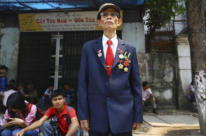 Ông Nguyễn Đình Mão, một cựu chiến binh, đứng bên ngoài Nhà tang lễ Quốc gia.