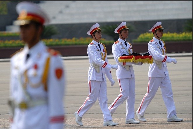 Các chiến sĩ mang cờ tang trong lễ treo cờ rủ tại Quảng trường Ba Đình hôm 11.10