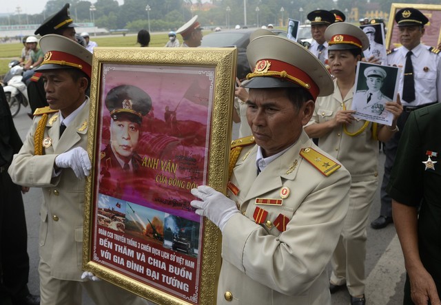 Các cựu chiến binh quân phục chỉnh tề trang nghiêm mang theo di ảnh Đại tướng Võ Nguyên Giáp tới viếng ông tại nhà riêng.