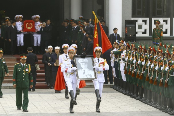 Đoàn Nghi lễ Quân Đội rước di ảnh Đại tướng Võ Nguyên Giáp rời Nhà tang lễ Quốc gia.