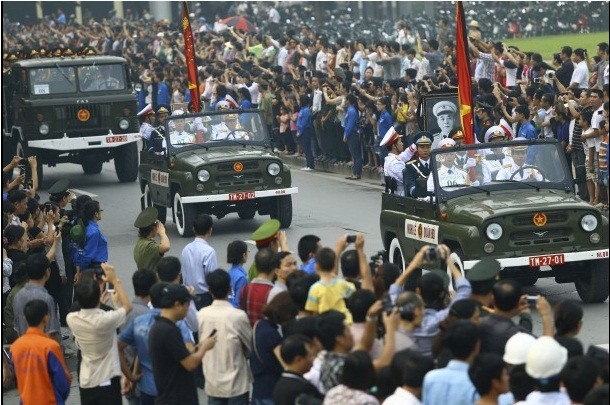 Đoàn xe tang tiễn đưa Tướng Giáp ra sân bay Nội bài.