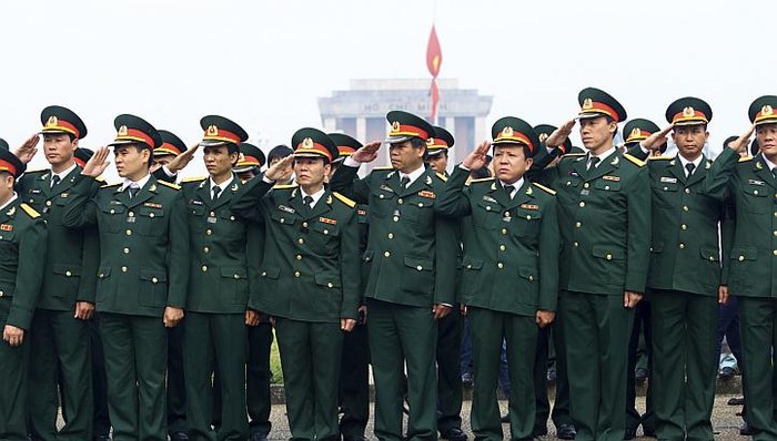 Một đoàn Sĩ quan Quân đội chào tiễn biệt Đại tướng tại Quảng trường Ba Đình