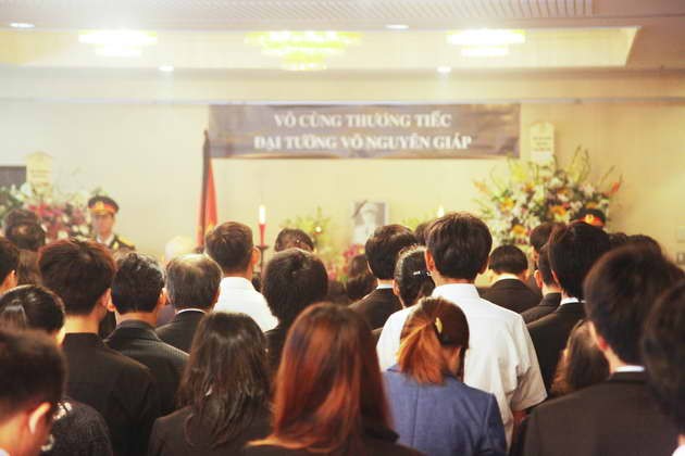 Đại sứ quán và cộng đồng người Việt Nam tại Nhật Bản tiễn biệt Đại tướng Võ Nguyên Giáp. Ảnh: Hữu Thắng