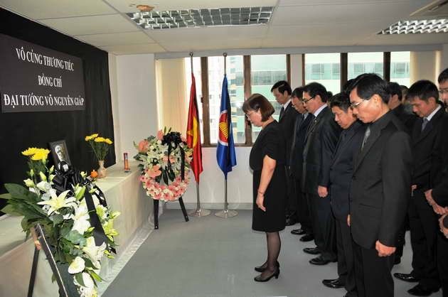 Cán bộ, nhân viên và phu nhân, phu quân các cơ quan đại diện Việt Nam tại Hong Kong và Macau mặc niệm Đại tướng Võ Nguyên Giáp. Ảnh: Hà Ngọc