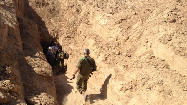 Tướng Michael Edelstein, chỉ huy Sư đoàn Gaza, đi vào đường hầm hôm 13.10