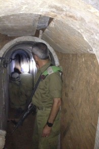 Tướng Michael Edelstein khảo sát đường hầm mới phát hiện.