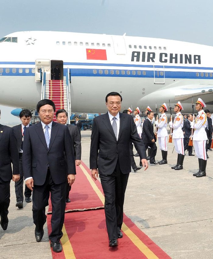 Bộ trưởng Ngoại giao Việt Nam Phạm Bình Minh đón Thủ tướng Trung Quốc Lý Khắc Cường tại Nội bài ngày 13.10