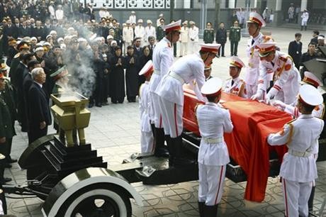 Nghi thức phủ Quốc kỳ lên linh cữu Đại tướng Võ Nguyên Giáp trên linh xa chuẩn bị rời Nhà tang lễ Quốc gia ra sân bay Nội Bài.