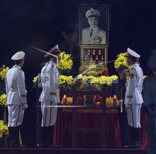 Võ Điện Biên (thứ 2 bên phải), người con trai lớn của Đại tướng Võ Nguyên Giáp túc trực bên linh cữu của ông hôm 12.10