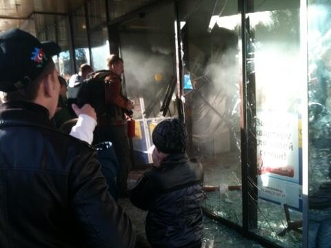 Người biểu tình đập phá cửa hàng của những người nhập cư tại Moscow.
