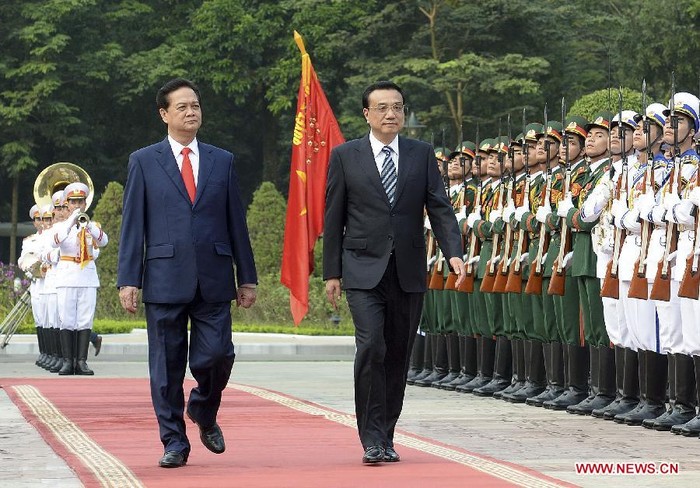 Thủ tướng Nguyễn Tấn Dũng và Thủ tướng Trung Quốc duyệt đội danh dự.