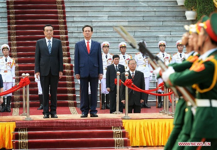 Thủ tướng Việt Nam và Thủ tướng Trung Quốc duyệt đội danh dự.
