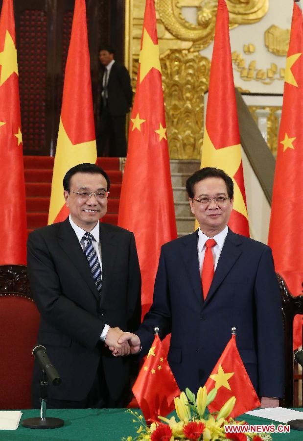 Thủ tướng Nguyễn Tấn Dũng và ông Lý Khắc Cường trong cuộc họp báo chung hôm 13.10