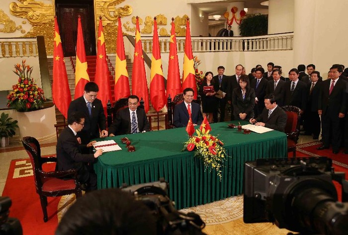 Thủ tướng Nguyễn Tấn Dũng và Thủ tướng Trung Quốc chứng kiến lễ ký kết một loạt các văn kiện hợp tác giữa 2 bên tại Hà Nội hôm 13.10