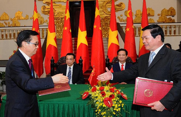 Một loạt các văn kiện hợp tác Việt Nam - Trung Quốc được ký kết sau cuộc hội đàm của Thủ tướng Nguyễn Tấn Dũng và Thủ tướng Lý Khắc Cường.