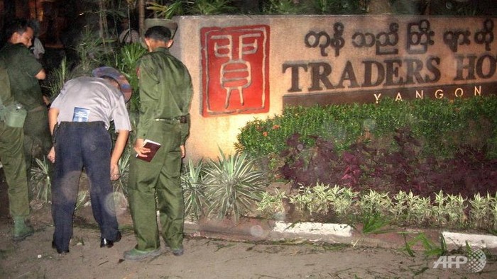 Nhân viên an ninh Myanmar kiểm tra thiệt hại ở phía trước khách sạn sau vụ đánh bom.