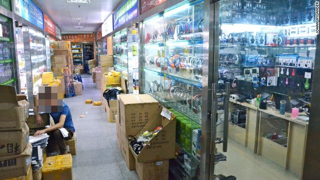 Một dãy các gian hàng chuyên bán tai nghe tại chợ điện tử Thâm Quyến.