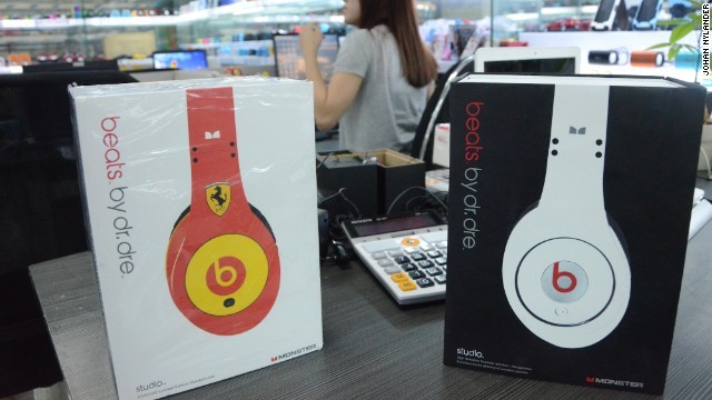 Những chiếc tai nghe Beats by Dc Dre hàng thật có giá tới 400 USD.