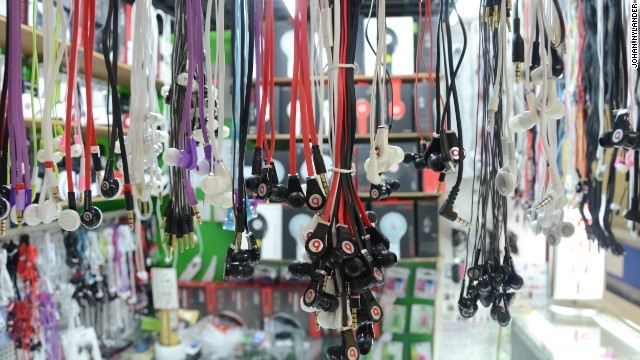 Một cửa hàng bán loạt tai nghe giả ở chợ điện tử Thâm Quyến