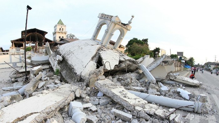 Một nhà thờ sụp đổ sau khi động đất tấn công Philippines hôm 15.10