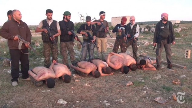 Ảnh của New York Times cho thấy phiến quân Syria hành quyết các binh sĩ trung thành với Tổng thống Bashar Assad