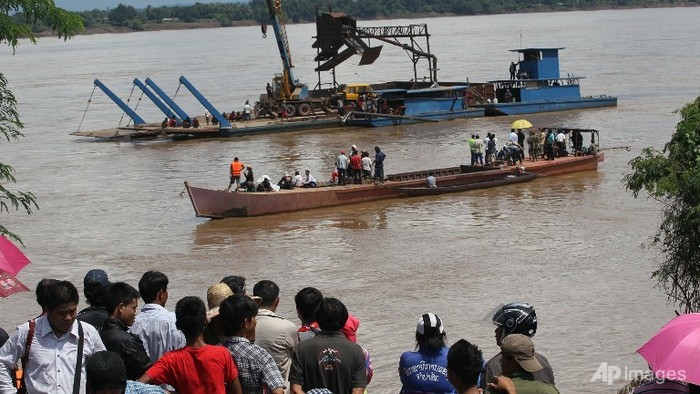 Mười tàu thuyền các loại được huy động tuần tra tìm kiếm các nạn nhân.