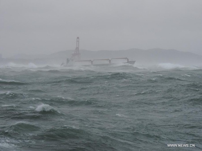 Tàu hàng Trung Quốc bắt đầu chìm trong gió bão.