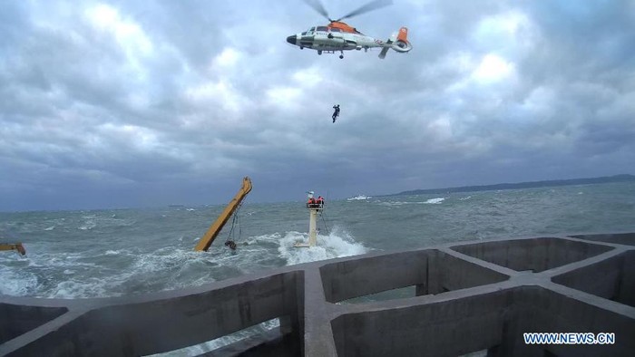 Lực lượng bảo vệ bờ biển Hàn Quốc giải cứu các thủy thủ gặp nạn.