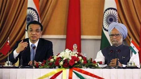 Thủ tướng Trung Quốc Lý Khắc Cường (trái) cùng Thủ tướng Manmohan Singh trông lễ ký kết các thỏa thuận tại New Delhi ngày 20 tháng 5 năm 2013