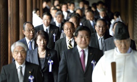 Hơn 160 nghị sĩ Hạ viện Nhật Bản do Bộ trưởng Nội vụ và Thông tin Yoshitaka Shindo dẫn đầu đến thăm đền Yasukuni
