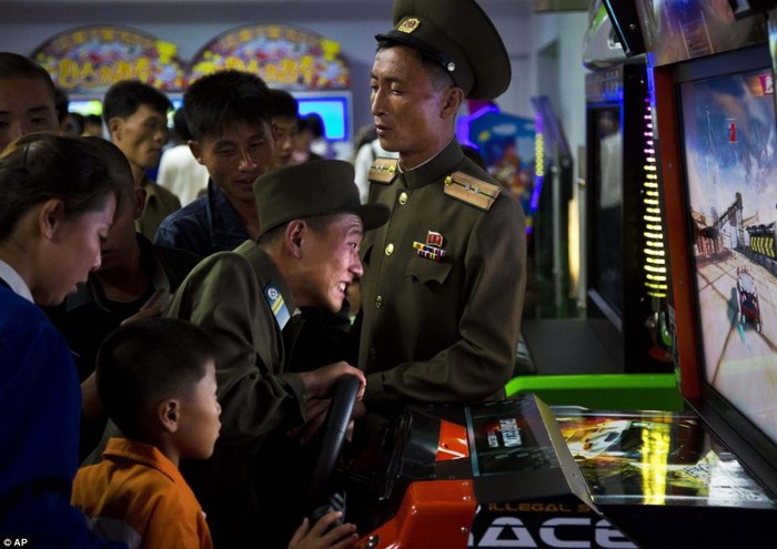 Binh sĩ Triều Tiên chơi một trò chơi điện tử tại Công viên Pleasure ở Bình Nhưỡng.