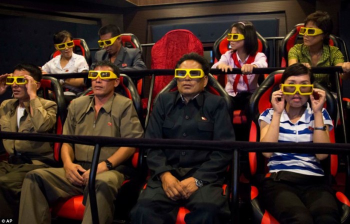 Người dân xem phim 3D tại rạp chiếu phim nhân dân Rungna thuộc Công viên Pleasure.