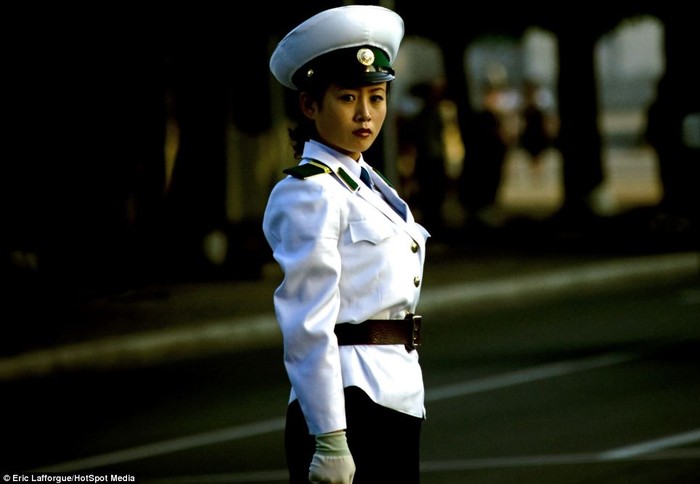 Một nữ cảnh sát giao thông tại Bình Nhưỡng.