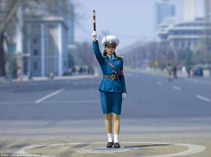 Nữ cảnh sát giao thông Triều Tiên xinh đẹp.
