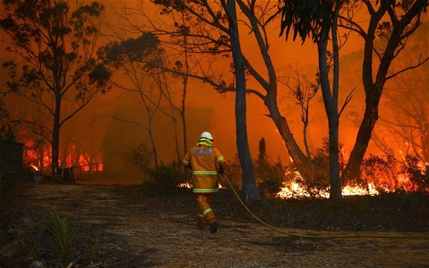 Lính cứu hỏa Úc nỗ lực dập ngọn lửa đang bao vây một căn nhà.