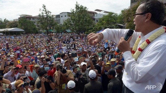 Người đứng đầu phe đối lập Campuchia Sam Rainy và những người ủng hộ tổ chức biểu tình tại Phnom Penh.