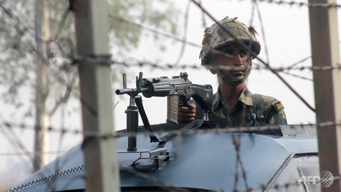 Lính BSF tuần tra tại biên giới ở Kashmir.