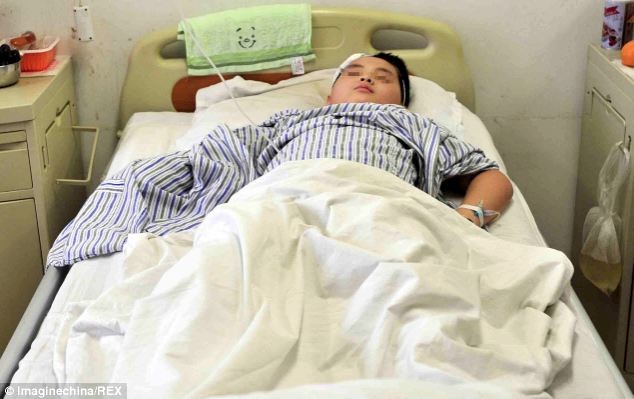Tuấn đã mất một cánh tay và đang nằm điều trị trong bệnh viện.